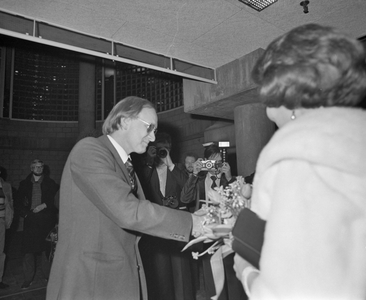 880313 Afbeelding van de ontvangst van prinses Beatrix en prins Claus in het Muziekcentrum Vredenburg te Utrecht, door ...